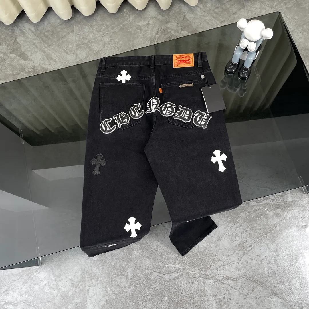 🅿️280 original development, hardware customization, chrome hearts Chengdu limited, new city limited jeans, Chrome Hearts city limited jeans, vintage levis, American-made 501 black and gray base version, Levi's American-made 501 base version, imported sheepskin, 925 silver jewelry remake [Top heavy industry fashionable design] Consistently made in high street luxury style. Speaking of this style, the Zangyin family and GU family are definitely the leading representative brands. Especially the Zangyin family has really achieved a state-of-the-art effect in creating high street style. The unique washed material is used to create this style. The color system is quite eye-catching. It is decorated with patchwork cross flowers, which cleverly highlights the charm of the brand. Secondly, this style uses classic The high-waist cutting design highlights the long legs and fashionable temperament of the upper body. The brand is highly recognizable and the slim fit configuration is more suitable for daily wear. It is a product that interprets personality, fashion, and specifications at a glance. This single product is enough to make any fan excited. It can be a white T-shirt for youthful preppy style, or a tight suspender for lady style. It has strong matching ability and can be easily controlled by men.  [Material and craftsmanship] Needless to say, this point goes without saying. As an excellent craftsman brand, Zangyin has really perfect requirements for details and craftsmanship. The washed color of this model has gone through so many processes, not to mention the embellishment of the denim appliqués. It is also purely handmade and sewn. Just like what they believe in, only handmade things have soul and have the meaning of wear. A top-notch heavy-duty fashionable denim item, I look forward to your perfect interpretation! !